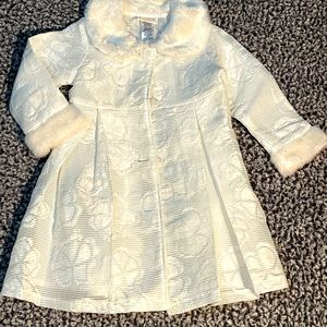 BLUEBERI 3T coat with faux fur collar, bright whir with adorable buttons. Easter